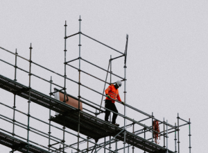 Obrero de estructuras metálicas SR Coime